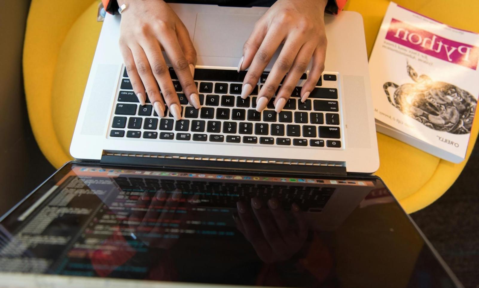 Widok dashboardu finansowego z metrykami SaaS